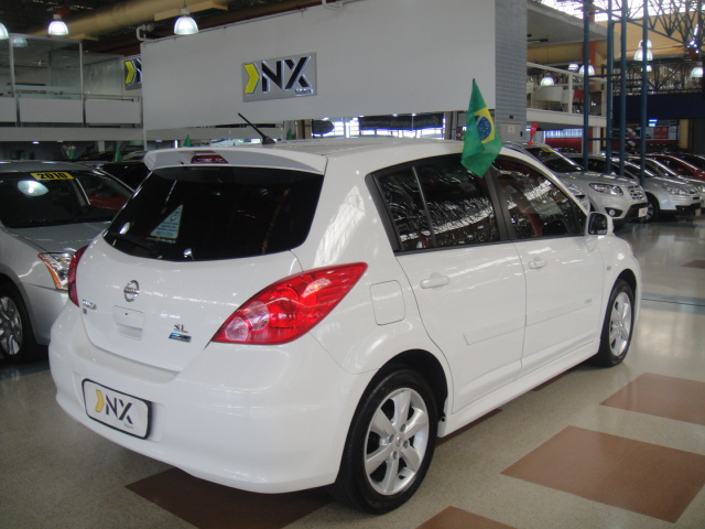 Teste nissan tiida sl automatico #4