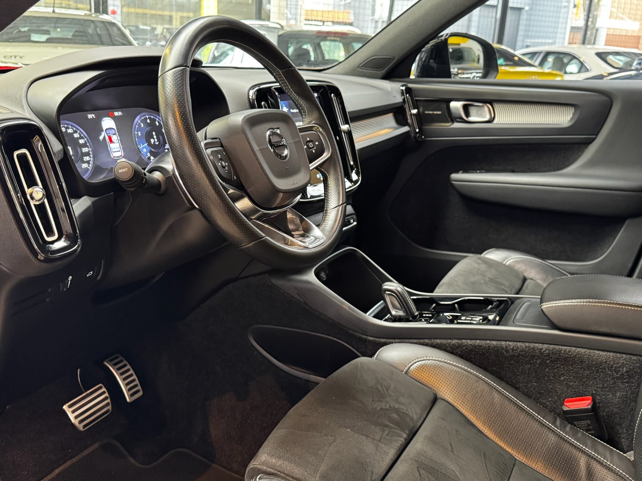 VOLVO XC40 2.0 T5 GASOLINA R-DESIGN AWD GEARTRONIC 2019/2020 - Foto 9