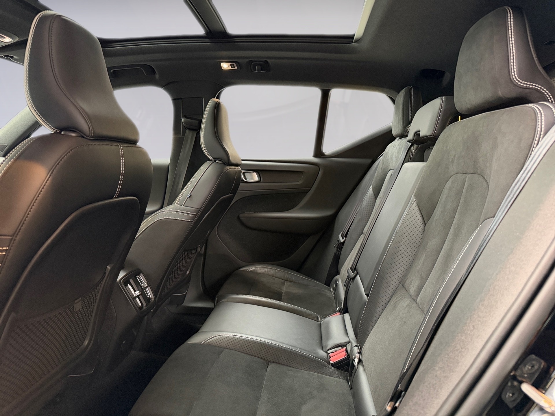 VOLVO XC40 2.0 T5 GASOLINA R-DESIGN AWD GEARTRONIC 2019/2020 - Foto 16